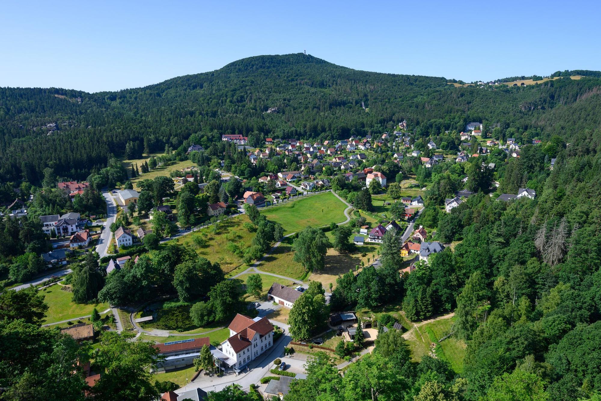 Zittauer Gebirge: Blick von der Festung und dem Kloster Oybin auf den gleichnamigen Kurort an der Grenze zu Tschechien und Polen, im Hintergrund ist der Hochwald zu sehen. (Archivbild)