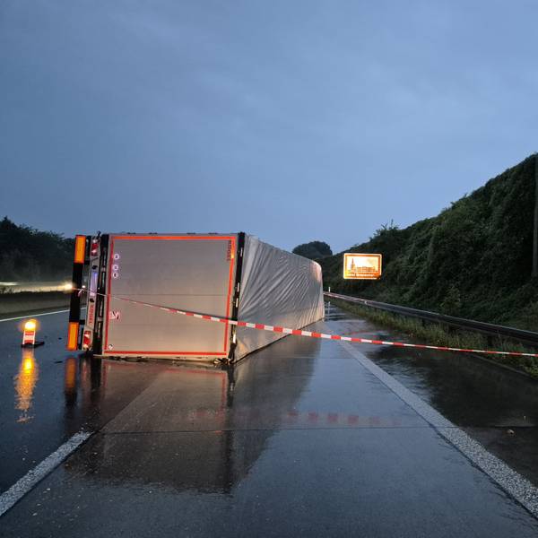 Ein LKW liegt auf der regennassen Fahrbahn. Wegen eines umgestürzten Lastwagens gibt es auf der Autobahn 4 kilometerlange Staus. Foto: Sascha Thelen/dpa+