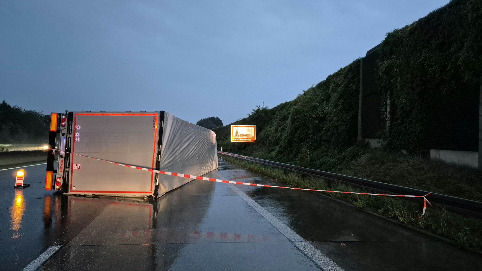 Ein LKW liegt auf der regennassen Fahrbahn. Wegen eines umgestürzten Lastwagens gibt es auf der Autobahn 4 kilometerlange Staus. Foto: Sascha Thelen/dpa+