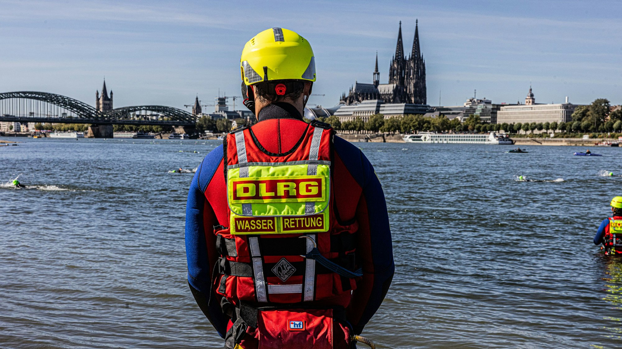 Ein Rettungsschwimmer bewacht den Rhein während des „Carglass Triathlon Köln“