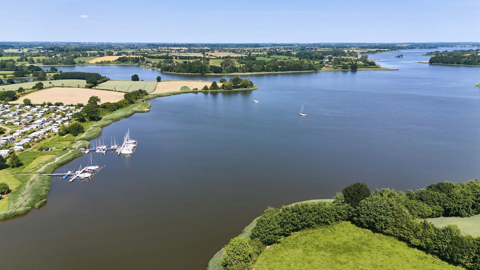 Blick auf die Schlei: Sie ragt als Meeresarm 42 Kilometer ins Landesinnere hinein. (Archivbild)