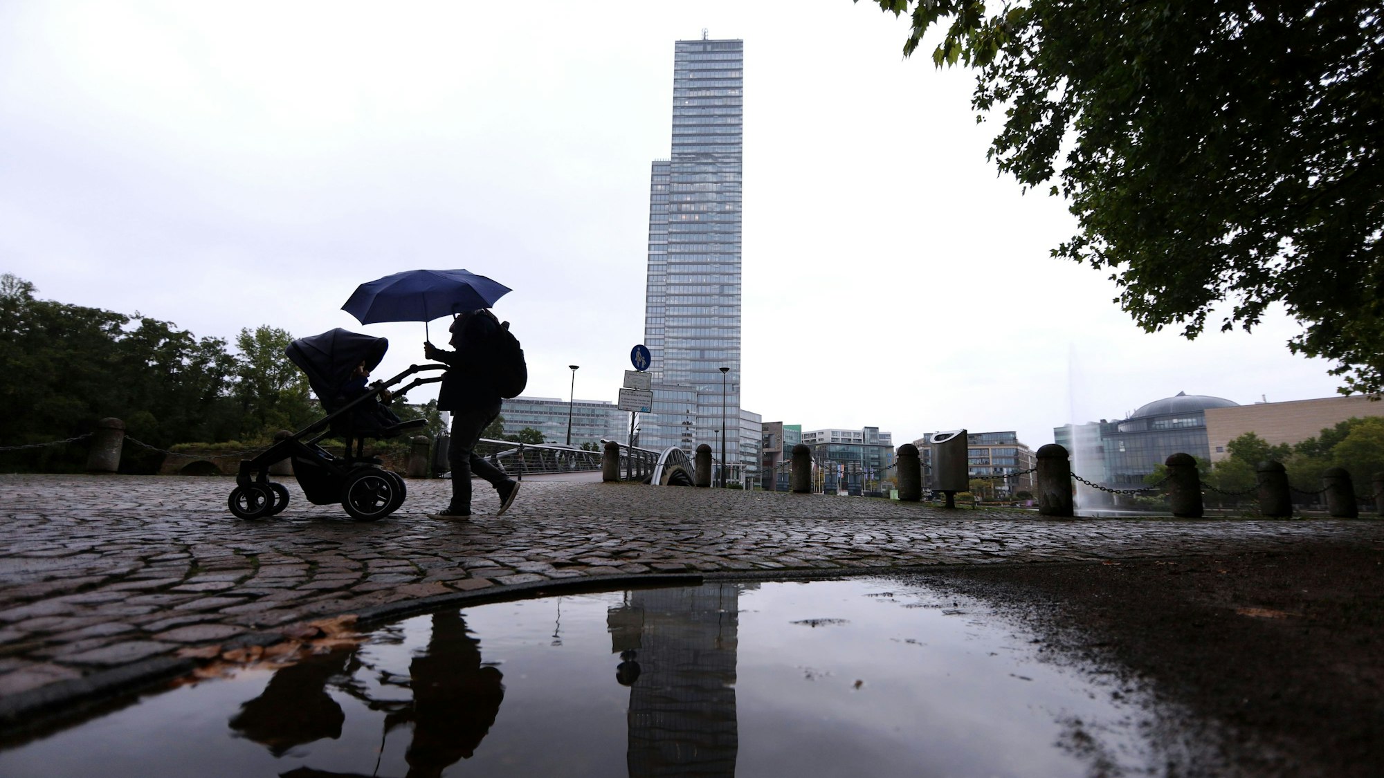 09.09.2025, Köln: Im Kölnturm, einem Hochhaus im Mediapark, wurde der Strom abgestellt, nachdem Wasser in die Elektroanlagen in der Tiefgarage eingedrungen war. In den letzten Stunden sind in Köln über 30 Liter Regen pro Quadratmeter gefallen. Foto: Arton Krasniqi