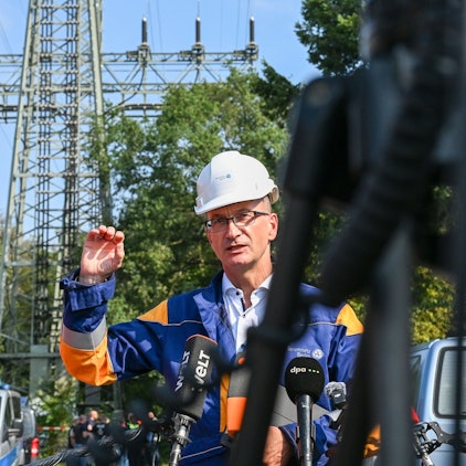 Geschäftsführer der Stromnetz Berlin GmbH, informiert vor dem beschädigten Strommast im Königsheideweg zur Presse.