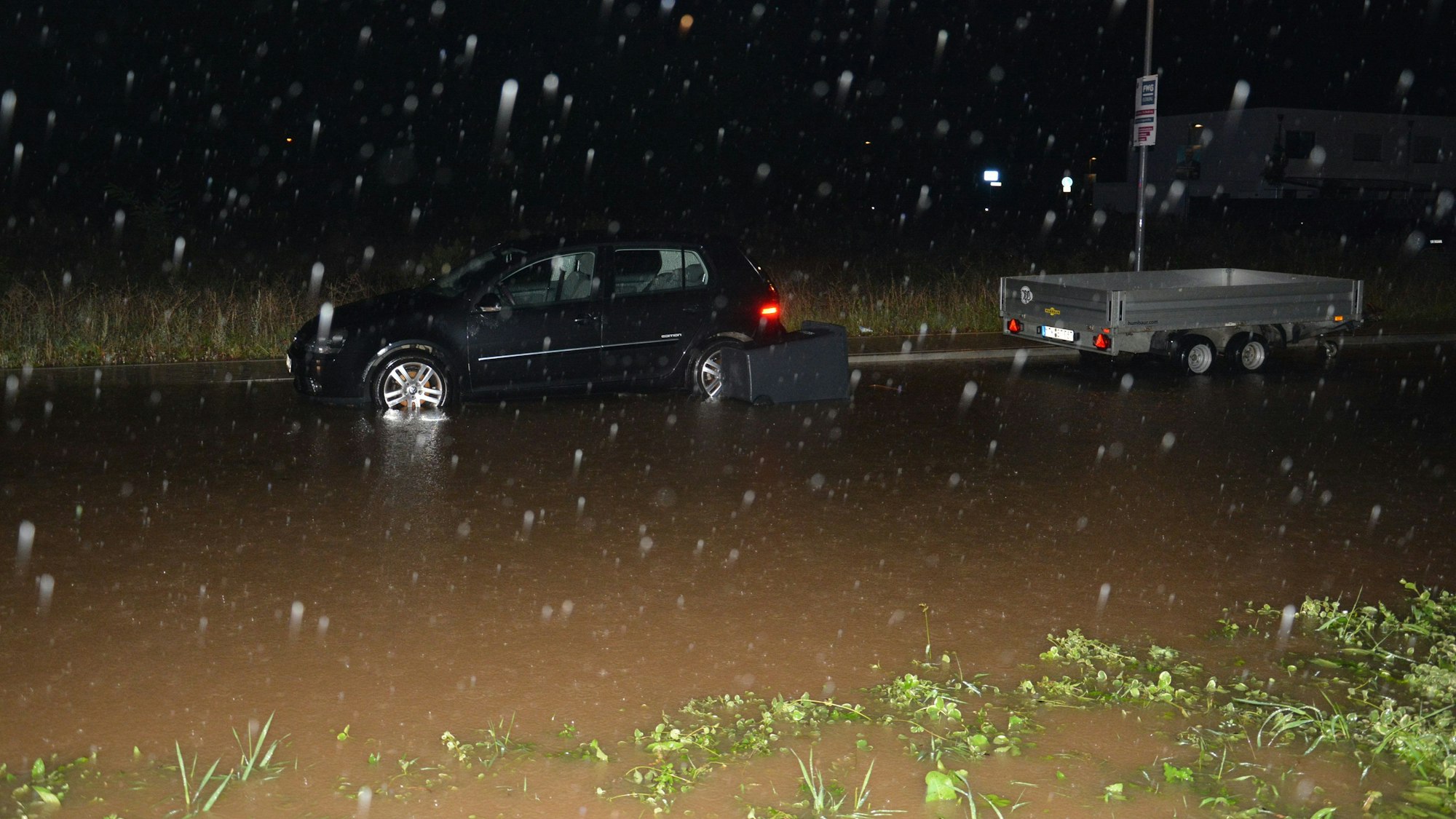 In Bedburg wurden Straßen und Wege überflutet.