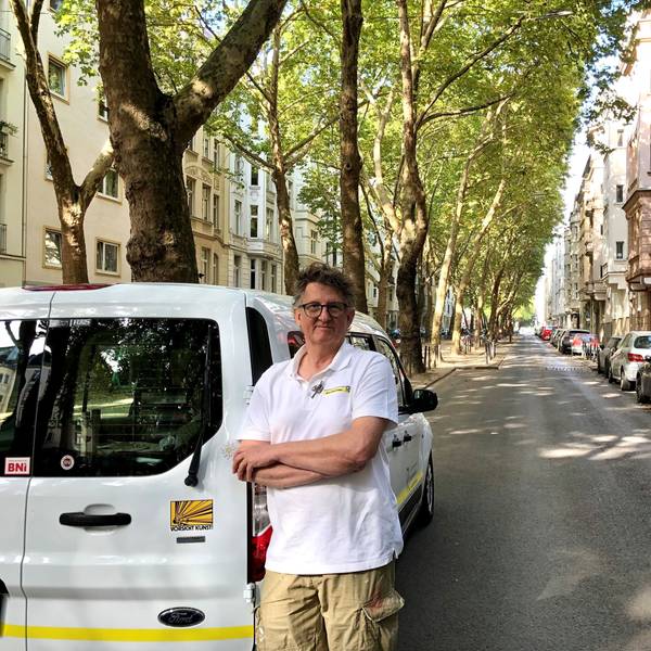 Bernd Roland hat seinen Malerbetrieb in der Weißenburgstraße. Die Parkplätze hinter ihm hat die Stadt vor kurzem ersatzlos gestrichen.