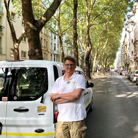 Bernd Roland hat seinen Malerbetrieb in der Weißenburgstraße. Die Parkplätze hinter ihm hat die Stadt vor kurzem ersatzlos gestrichen.