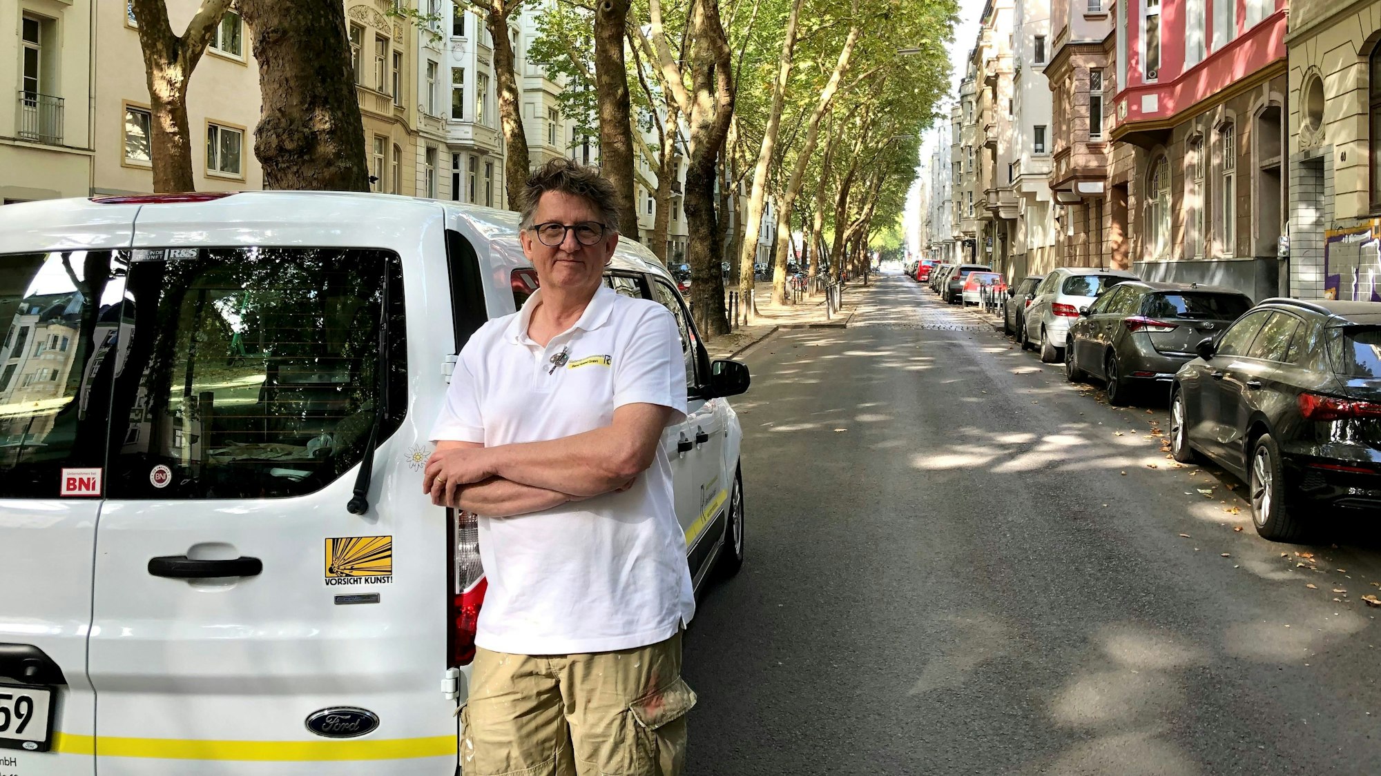 Bernd Roland hat seinen Malerbetrieb in der Weißenburgstraße. Die Parkplätze hinter ihm hat die Stadt vor kurzem ersatzlos gestrichen.