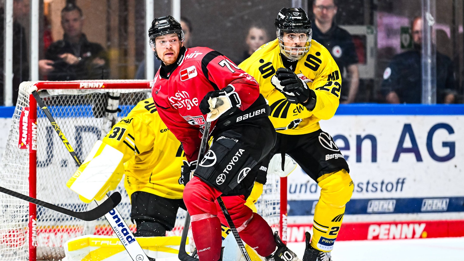 Einer von elf Neuen im Team der Kölner Haie: Der Kanadier Nate Schnarr (l.) soll die Flexibilität im Sturm erhöhen.