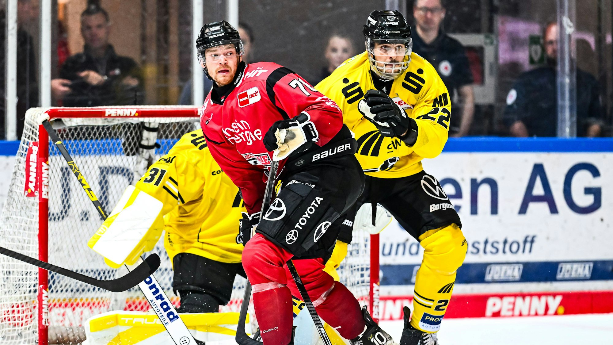 Einer von elf Neuen im Team der Kölner Haie: Der Kanadier Nate Schnarr (l.) soll die Flexibilität im Sturm erhöhen.