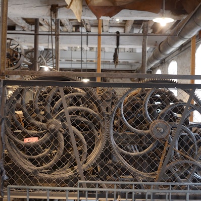 Das Foto zeigt eine der Fabrikhallen mit alten Maschinen.