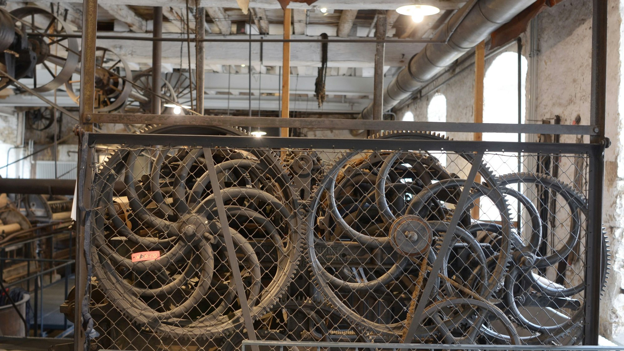 Das Foto zeigt eine der Fabrikhallen mit alten Maschinen.