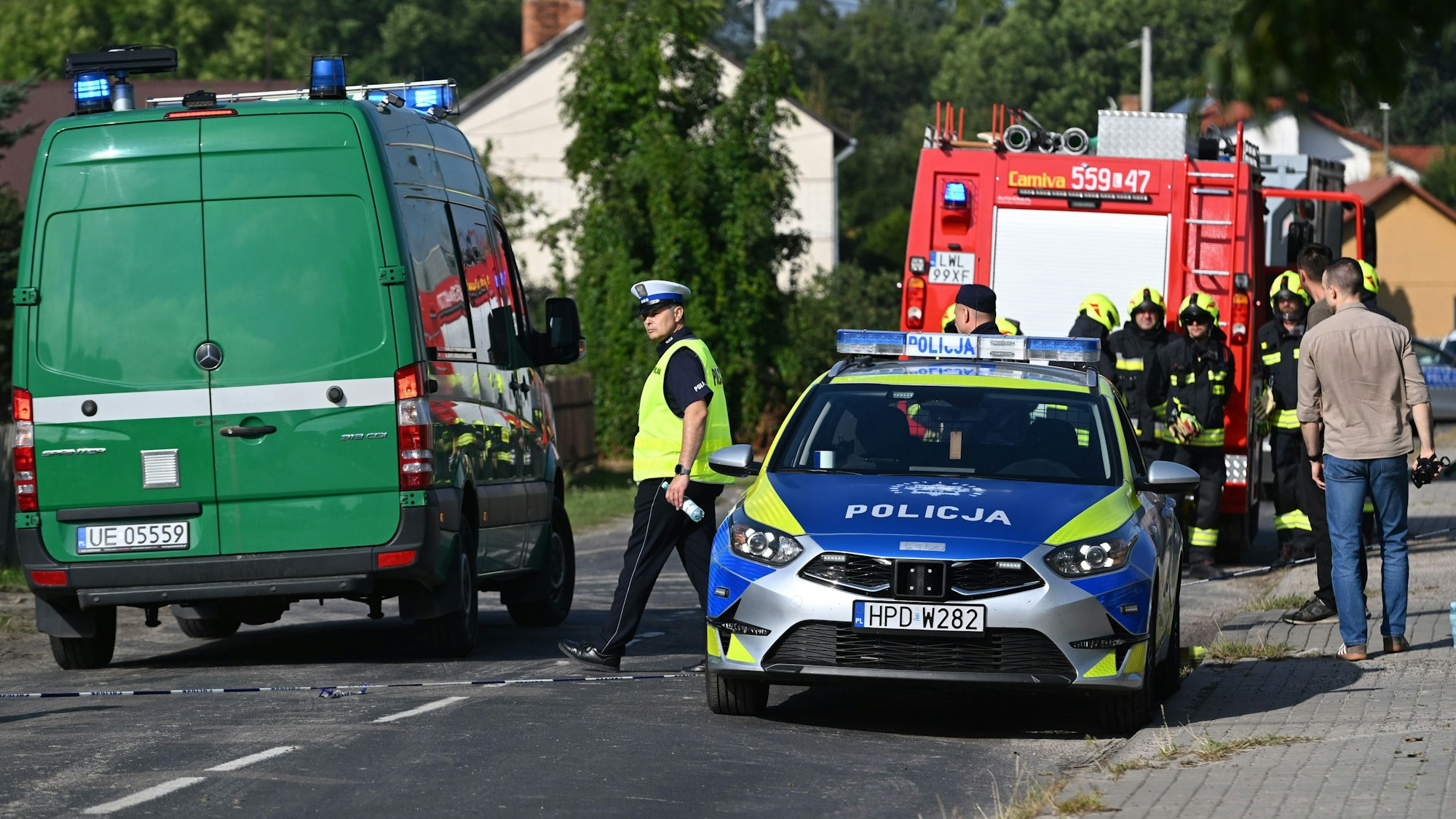 Polizei Rettungskräfte im polnischen Wyrkyi: Eine russische Drohne hat hier das Dach eines Wohnhauses zerstört.