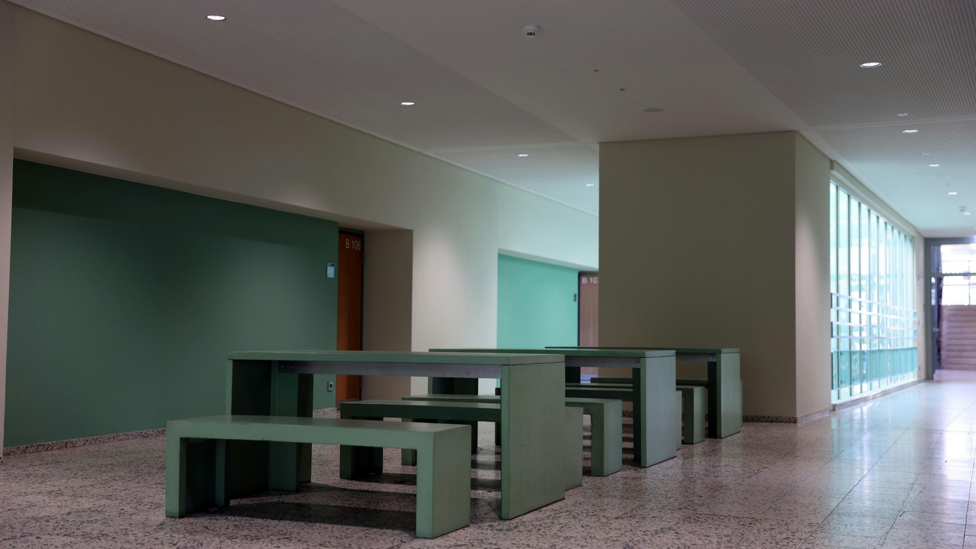 Betonmöbel auf dem Flur der Königin-Luise-Schule