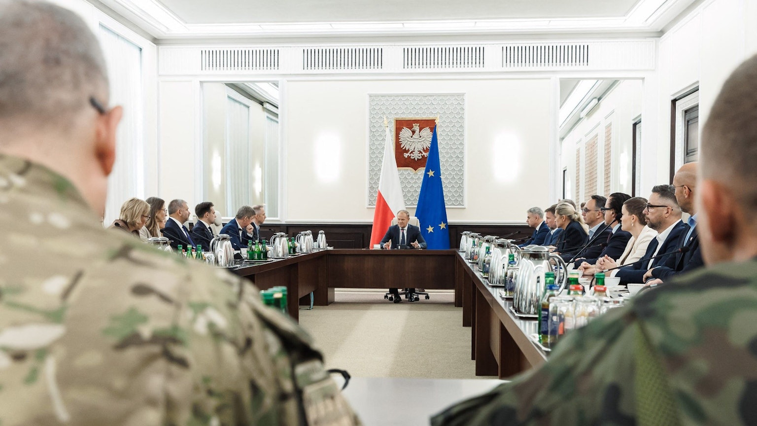 Der polnische Ministerpräsident Donald Tusk (M. bei einer Krisensitzung in Warschau. Mehrere russische Drohnen sind in der Nacht auf Mittwoch (10. September) in den polnischen Luftraum eingedrungen. (Archivbild)