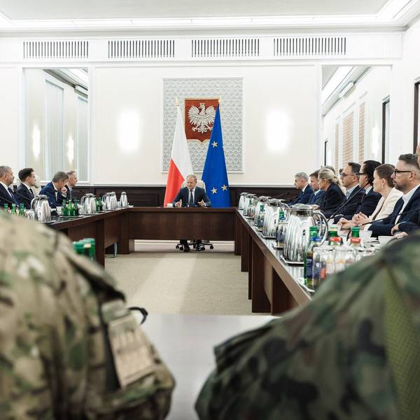 Der polnische Ministerpräsident Donald Tusk (M. bei einer Krisensitzung in Warschau. Mehrere russische Drohnen sind in der Nacht auf Mittwoch (10. September) in den polnischen Luftraum eingedrungen. (Archivbild)