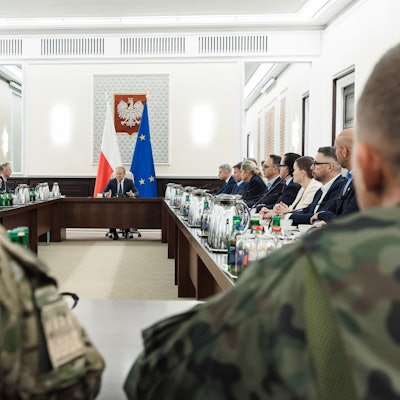 Der polnische Ministerpräsident Donald Tusk (M. bei einer Krisensitzung in Warschau. Mehrere russische Drohnen sind in der Nacht auf Mittwoch (10. September) in den polnischen Luftraum eingedrungen. (Archivbild)