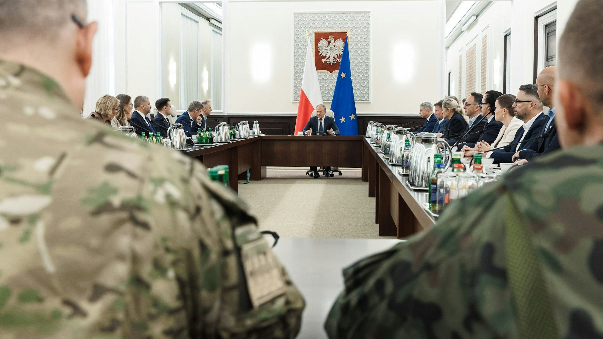 Der polnische Ministerpräsident Donald Tusk (M. bei einer Krisensitzung in Warschau. Mehrere russische Drohnen sind in der Nacht auf Mittwoch (10. September) in den polnischen Luftraum eingedrungen. (Archivbild)