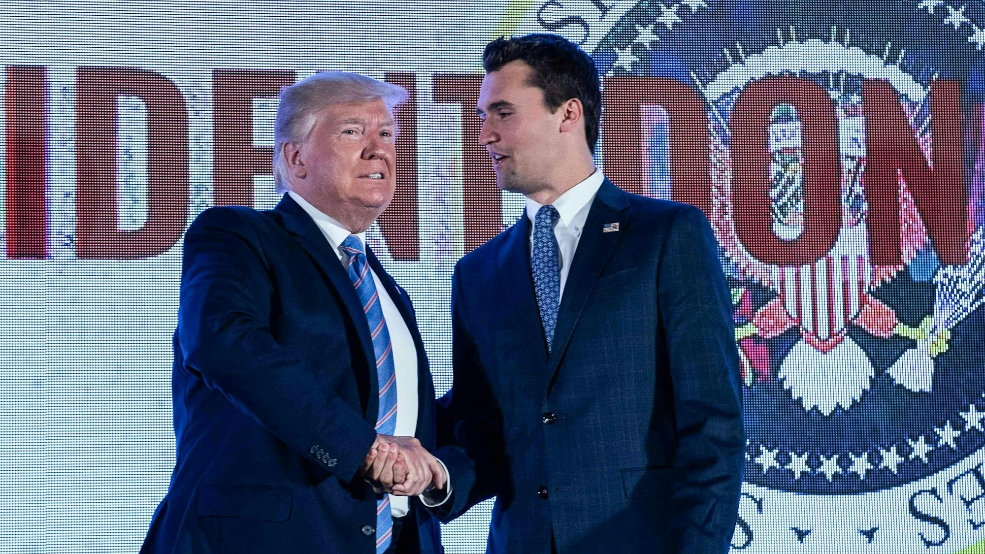 US-Präsident Donald Trump mit dem rechtskonservativen Aktivisten Charlie Kirk. Der Podcaster wurde am Mittwoch in Utah erschossen. (Archivbild)