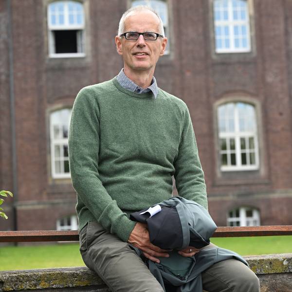 Vor dem Zanders-Hauptgebäude sitzt Jörg Wagner (Grüne).