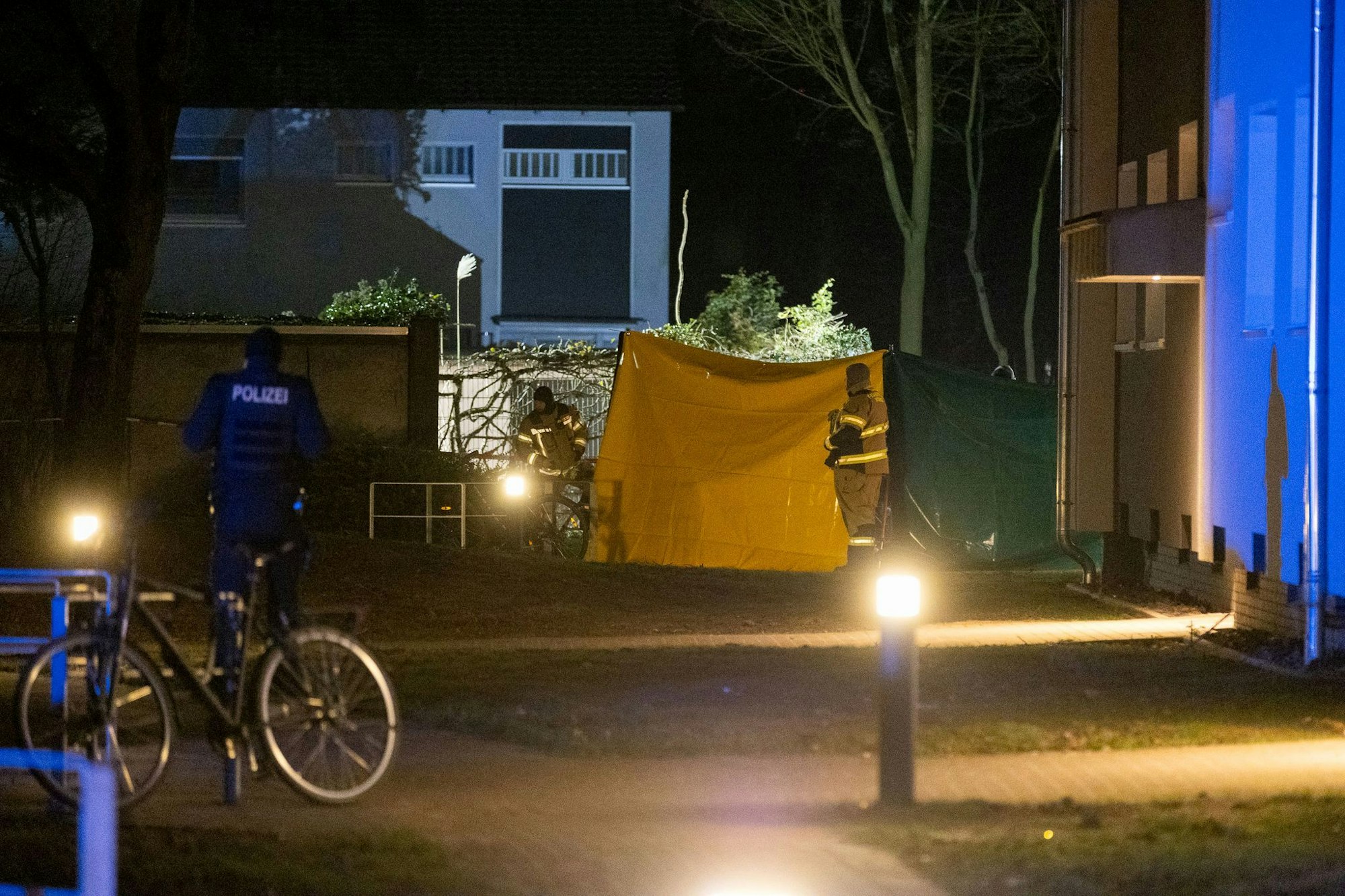 Vor einem Wohnhaus in Voerde am Niederrhein wurde eine 52-Jährige niedergestochen. Laut Anklage war es ein Auftragsmord. (Archivbild)