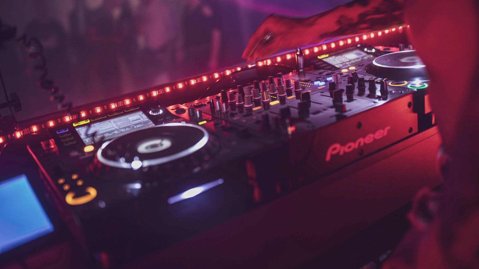 Ein Bündnis aus Kulturschaffenden und Gastronomen positioniert sich im Club Bahnhof Ehrenfeld gegen Rechtsextremismus