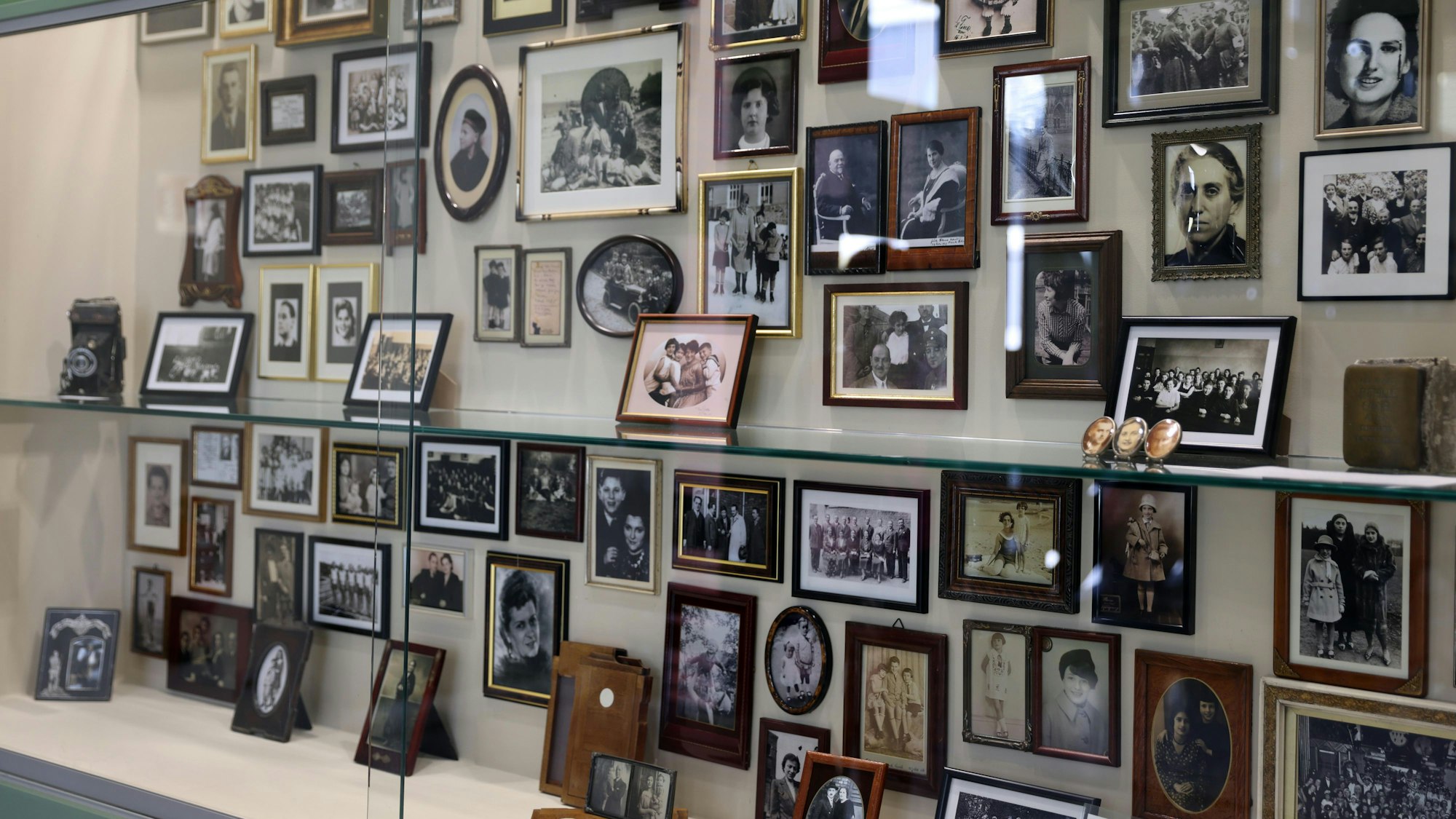 Fotografien in einem Schaukasten.