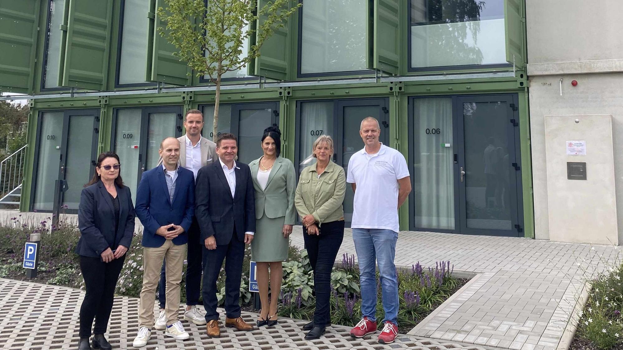 Meckenheims Bürgermeister Holger Jung (4.v.l.) mit Vorstand Nico Sauerland (3.v.l.), Jan Eigelshoven (2.v.l. Verantwortlicher für die Hotels), Hausdame Victoria Porschen (5.v.r.), City-Managerin Nicole Bangert (2.v.r.) und dem Meckenheimer Elektriker Ludger Meckelholt (rechts).