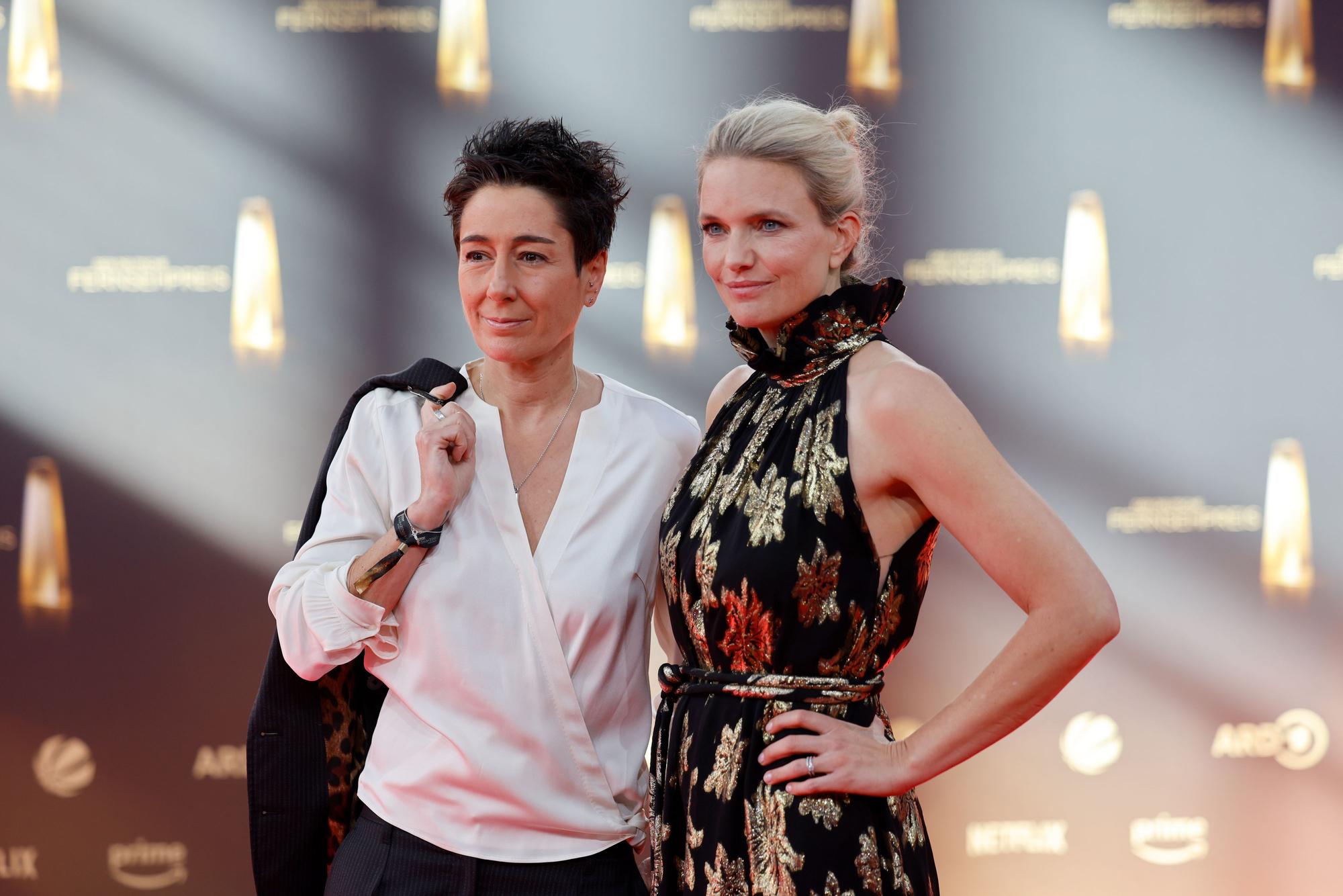 Die Moderatorinnen Dunya Hajali und Sarah Tacke schlenderten zusammen über den roten Teppich.