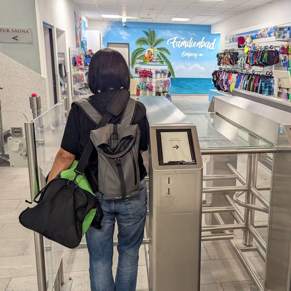 Das Foto zeigt eine Besucherin vor dem Drehkreuz am Eingang des Familienbads.