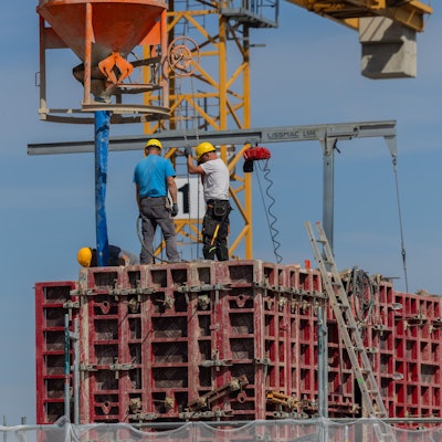 Bauarbeiter errichten einen Rohbau für Eigentumswohnungen in Ehrenfeld.