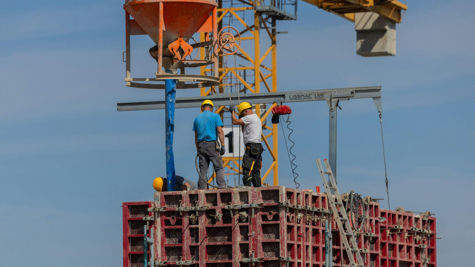 Bauarbeiter errichten einen Rohbau für Eigentumswohnungen in Ehrenfeld.