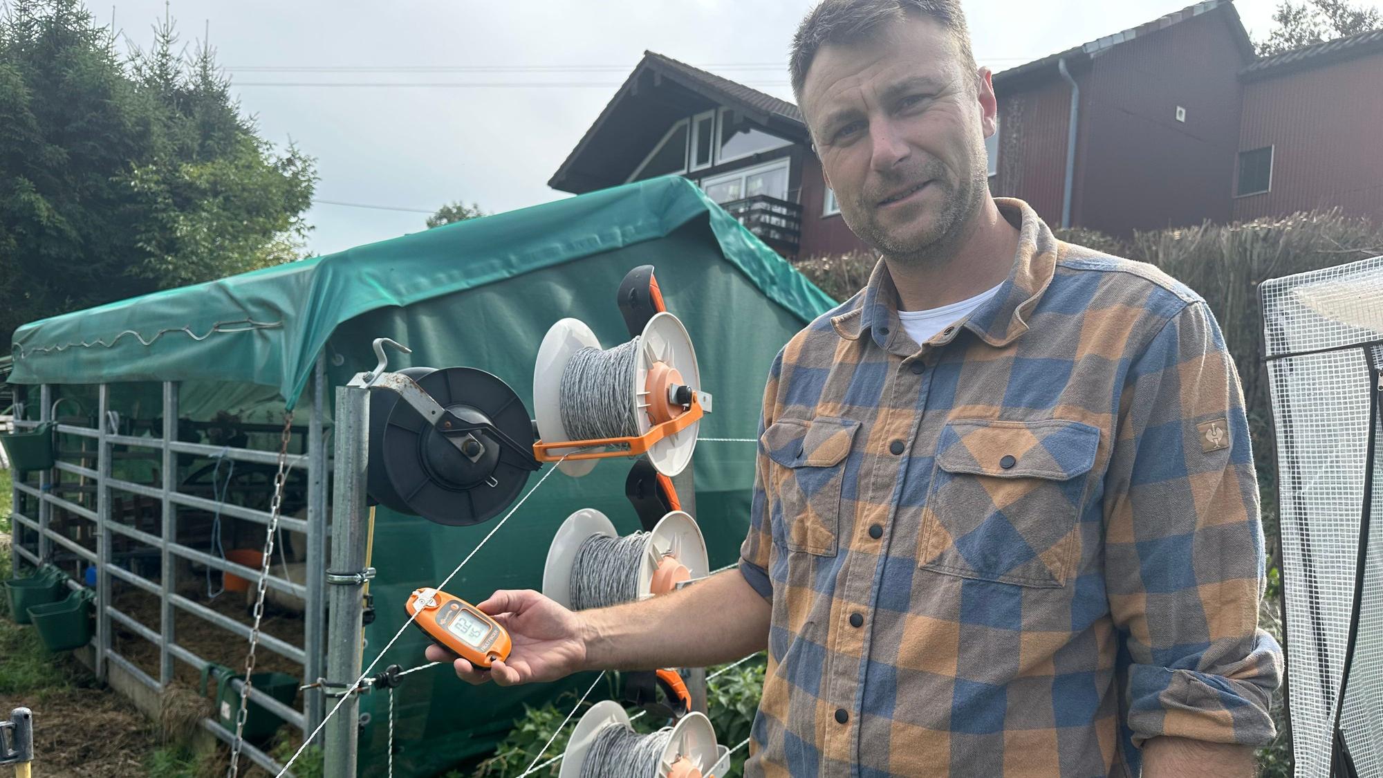 Martin Coenen ist Hobbyzüchter für Schafe, eines seiner Tiere wurde nun gerissen. Der Schutzzaun hatte die nötige Spannung.