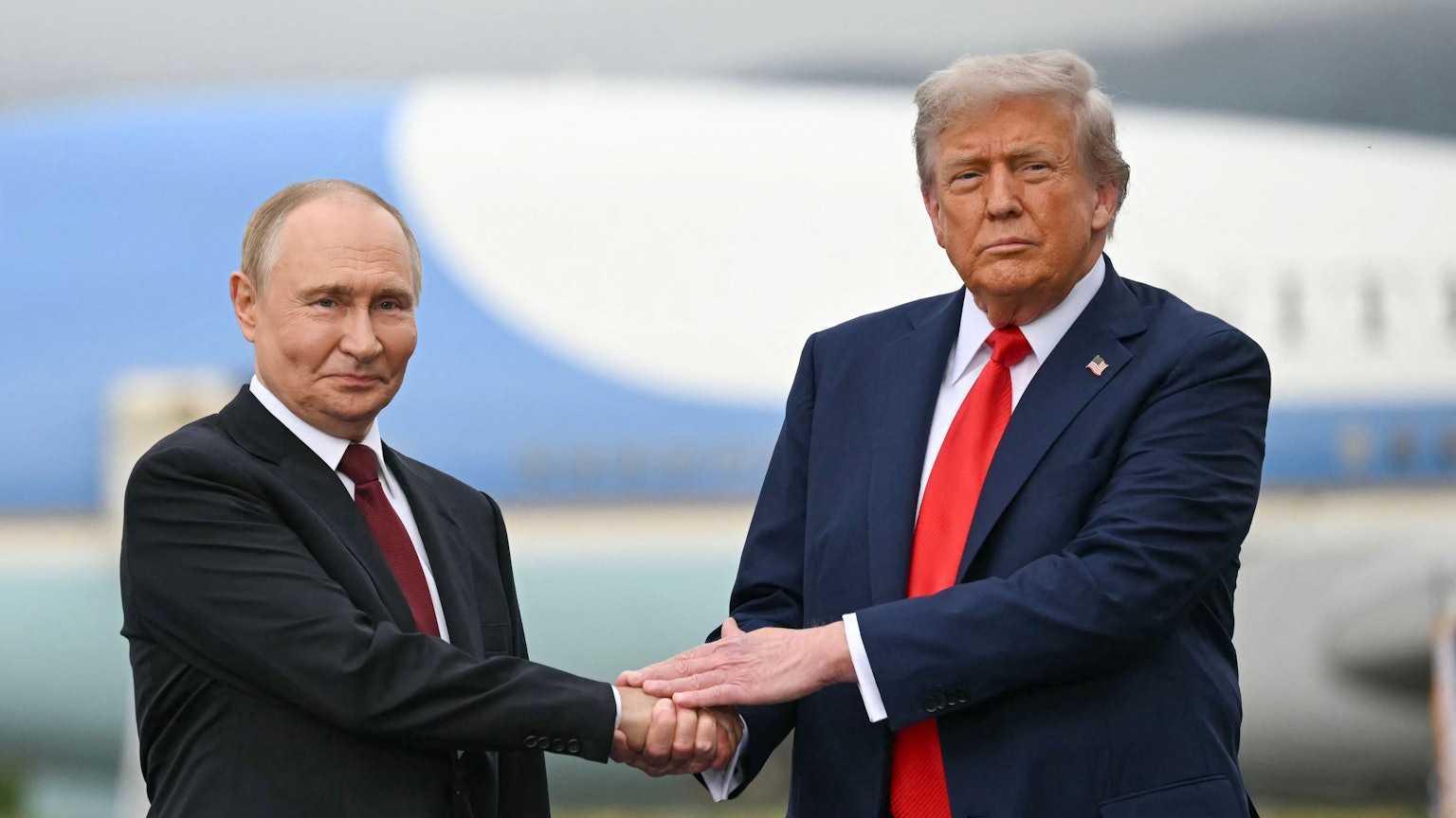 US-Präsident Donald Trump (r.) zusammen mit Kremlchef Wladimir Putin beim Treffen Mitte August in Alaska. (Archivbild)