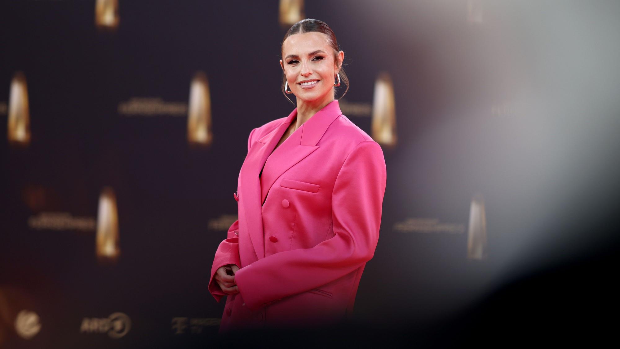 Pretty in pink: Sportmoderatorin Laura Wontorra.