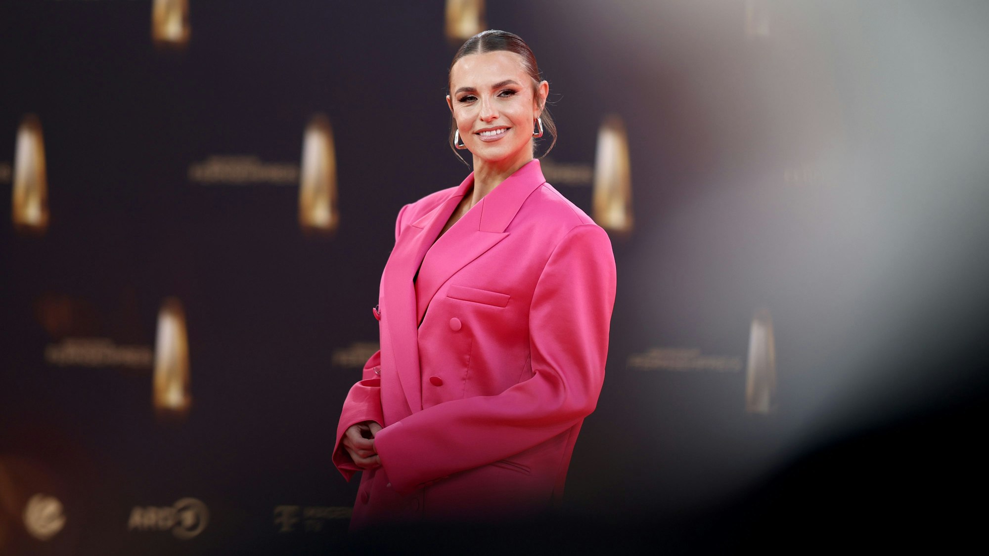 Pretty in pink: Sportmoderatorin Laura Wontorra.