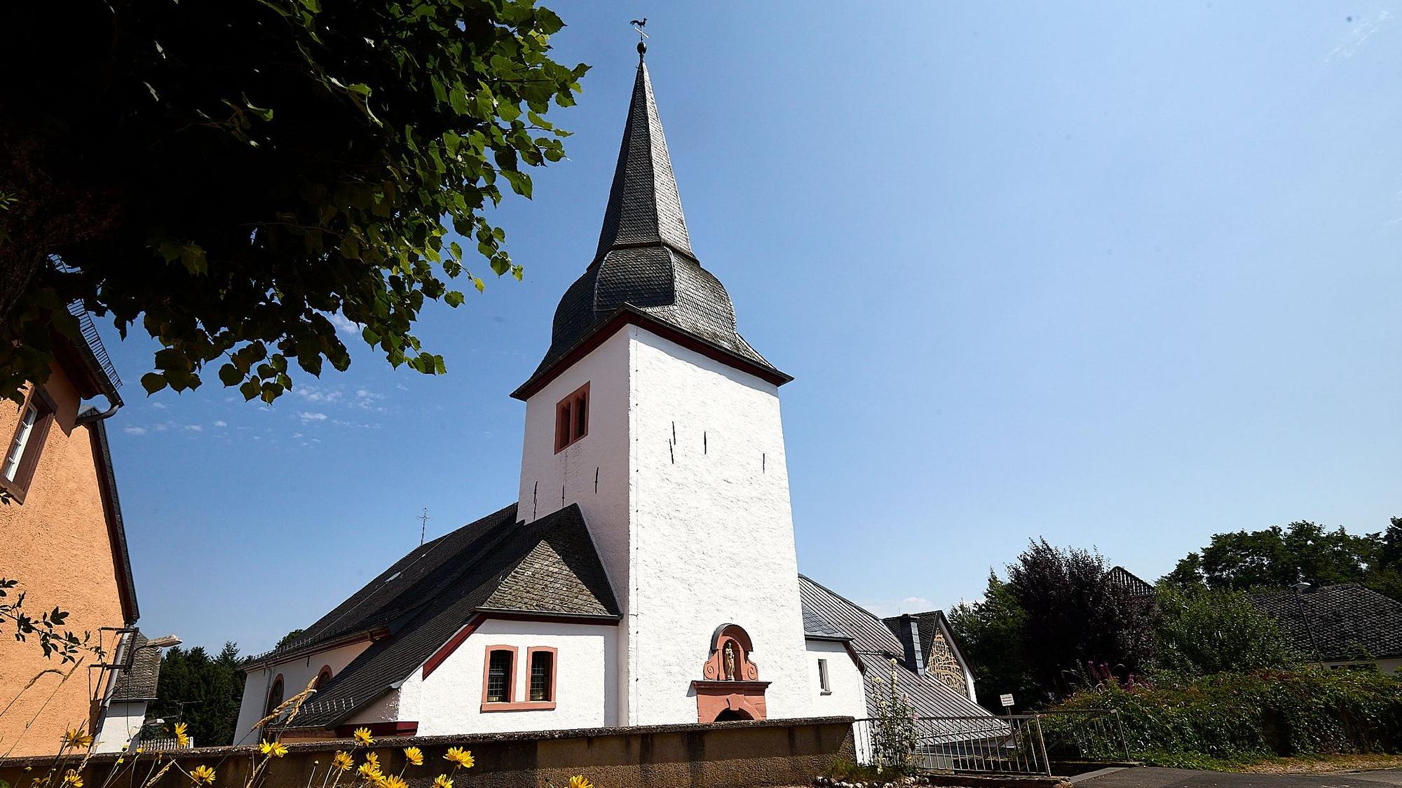 Die Pfarrkirche St. Martin in Schmidtheim ist weiß gestrichen, das Dach mit Schiefer gedeckt.