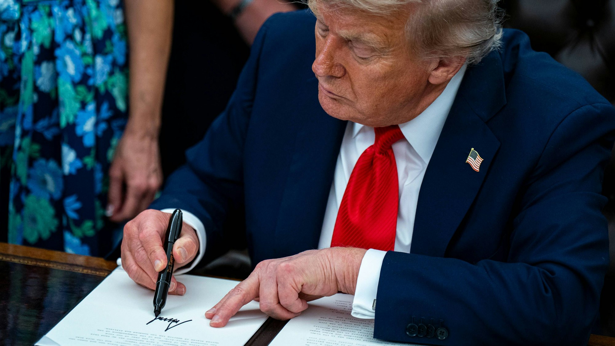 Donald Trumps Unterschrift ist allseits bekannt. Stammt die Signatur auf dem Brief an Jeffrey Epstein wirklich von ihm?