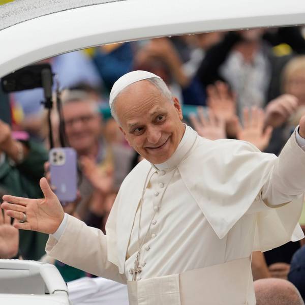 Papst Leo XIV. kommt zu seiner wöchentlichen Generalaudienz auf dem Petersplatz im Vatikan an.