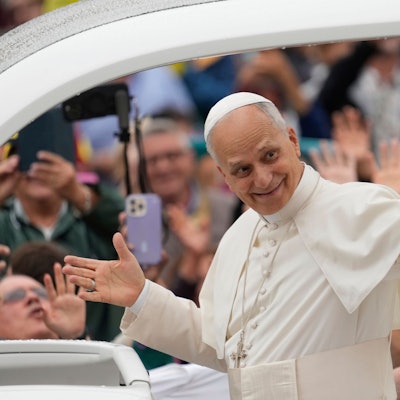 Papst Leo XIV. kommt zu seiner wöchentlichen Generalaudienz auf dem Petersplatz im Vatikan an.