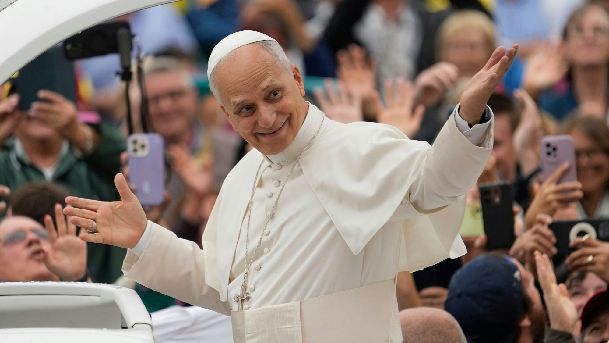 Papst Leo XIV. kommt zu seiner wöchentlichen Generalaudienz auf dem Petersplatz im Vatikan an.