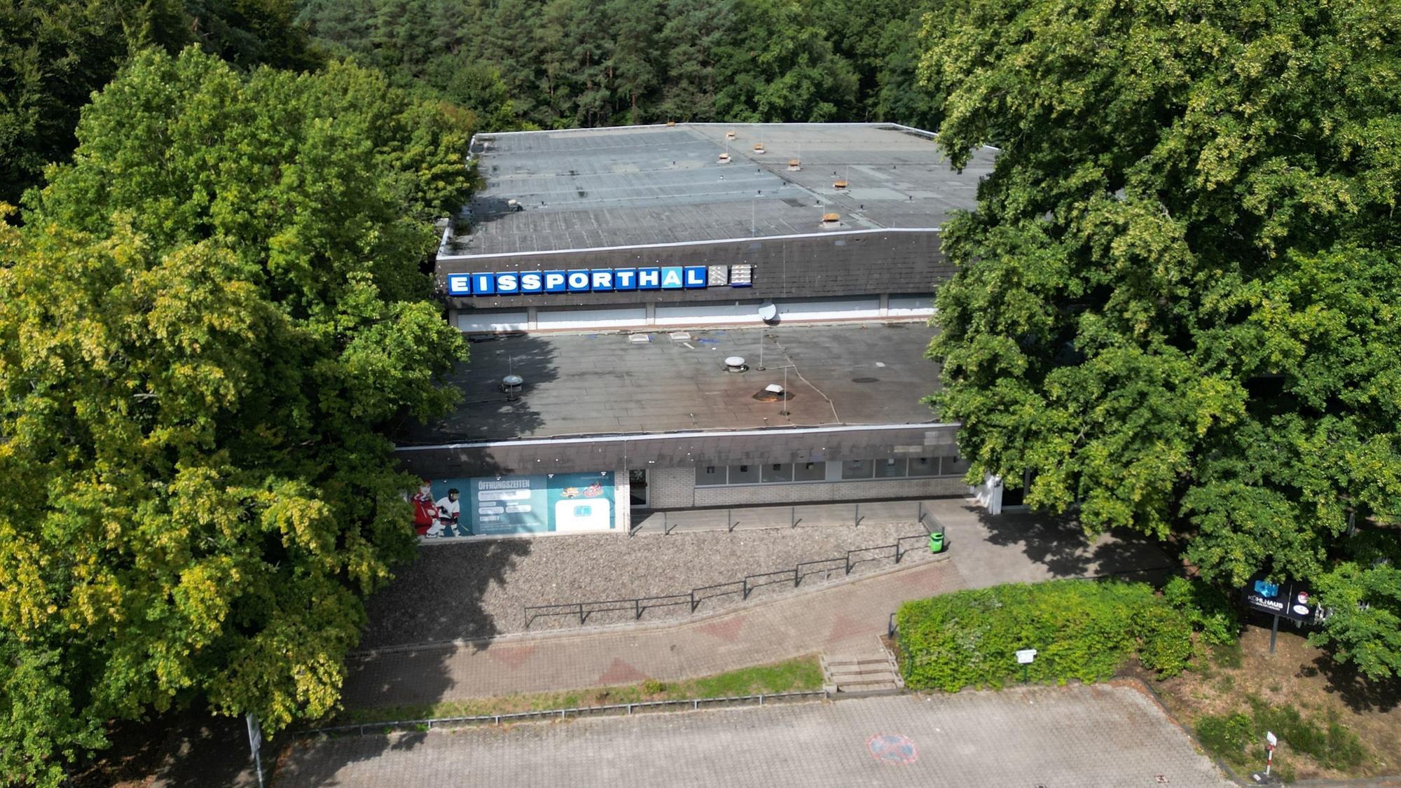 Man sieht das Gebäude von oben fotografiert.