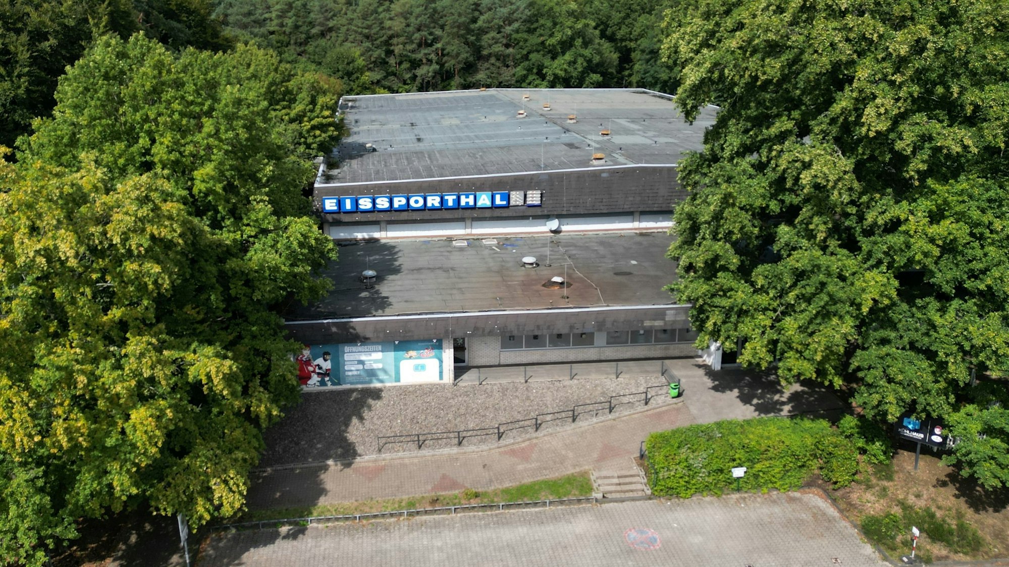 Man sieht das Gebäude von oben fotografiert.