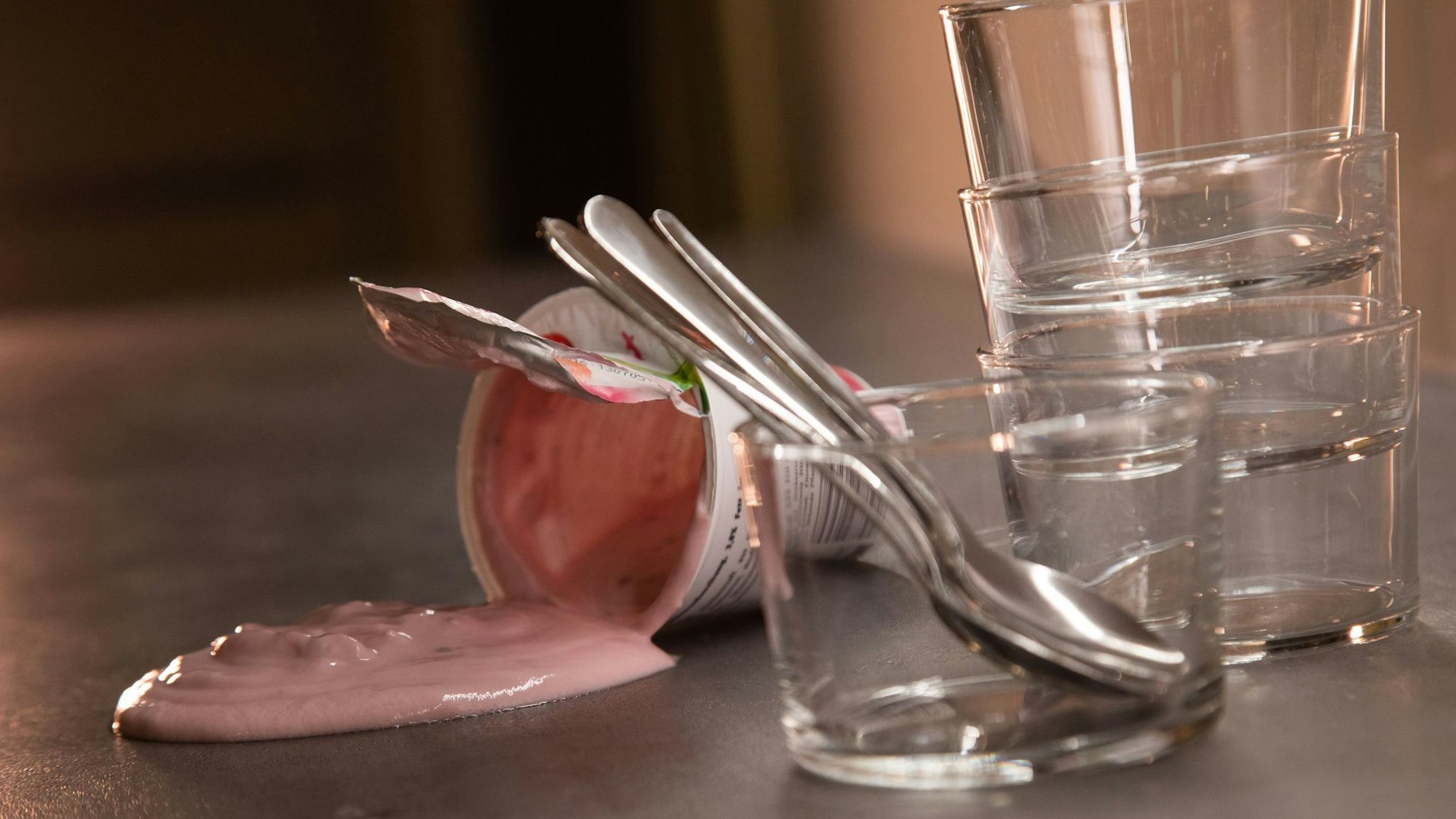 Wie lassen sich pastöse Lebensmittel wie Joghurt von glatten Oberflächen restlos entfernen?