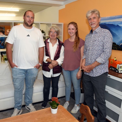 Sie sind in Morsbachs neuem Familienbüro des Internationalen Bundes anzutreffen (von links): Martin Langen aus Morsbach, Ulrike Madel aus Nümbrecht, Selina Jonuschat und Leiter Jörn Materne (beide aus Waldbröl).
