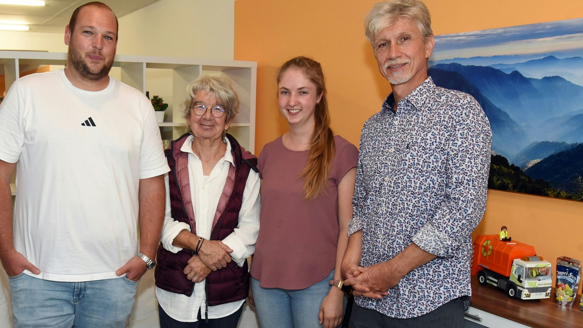 Sie sind in Morsbachs neuem Familienbüro des Internationalen Bundes anzutreffen (von links): Martin Langen aus Morsbach, Ulrike Madel aus Nümbrecht, Selina Jonuschat und Leiter Jörn Materne (beide aus Waldbröl).