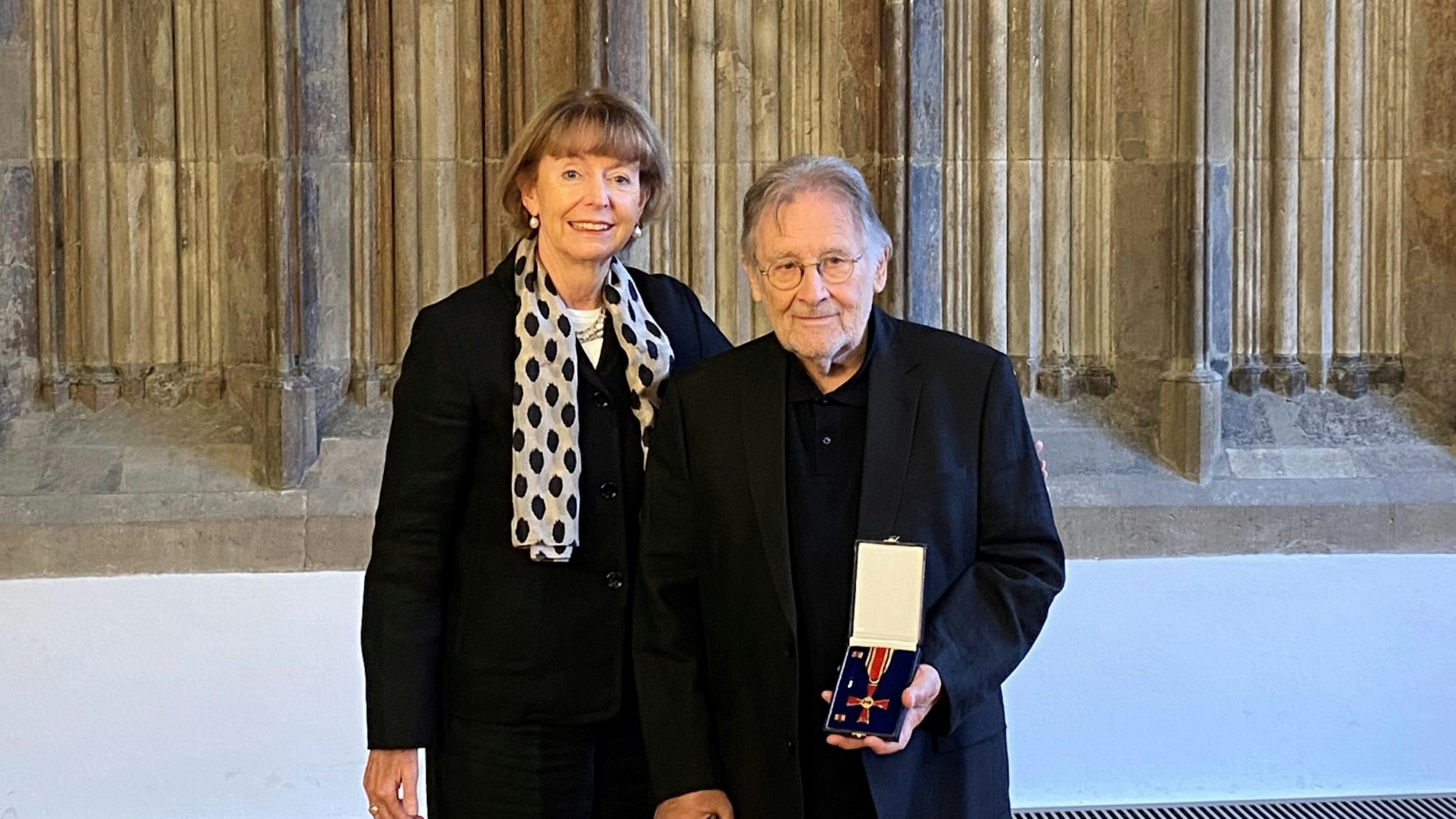 Oberbürgermeisterin Henriette Reker übergibt Verdienstorden an den Komponisten Irmin Schmidt, der mit der Band „Can“ bekannt wurde.