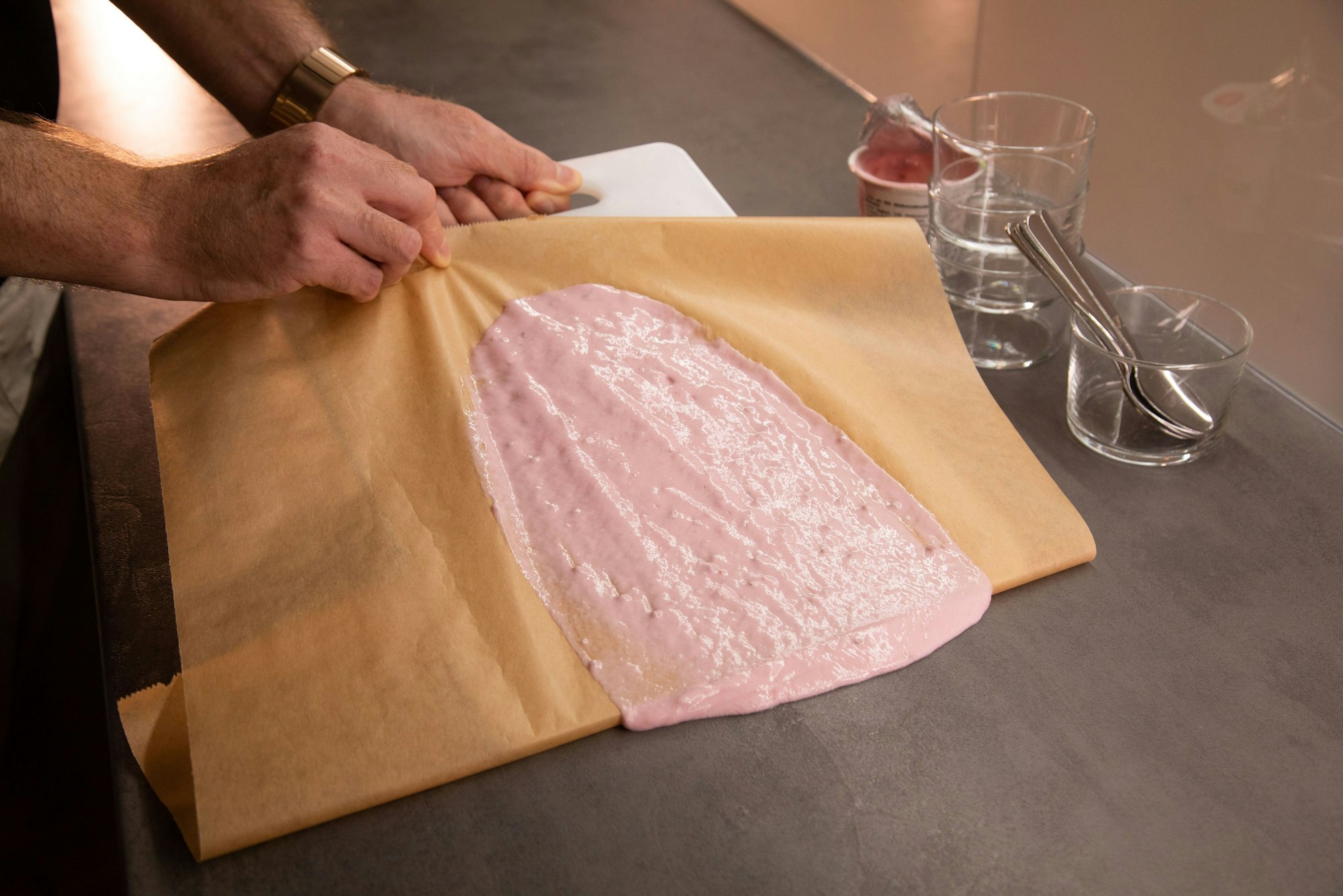 Schritt 3: Schneidebrett schieben und Backpapier ziehen, bis der Klecks vollständig aufgenommen wurde.
