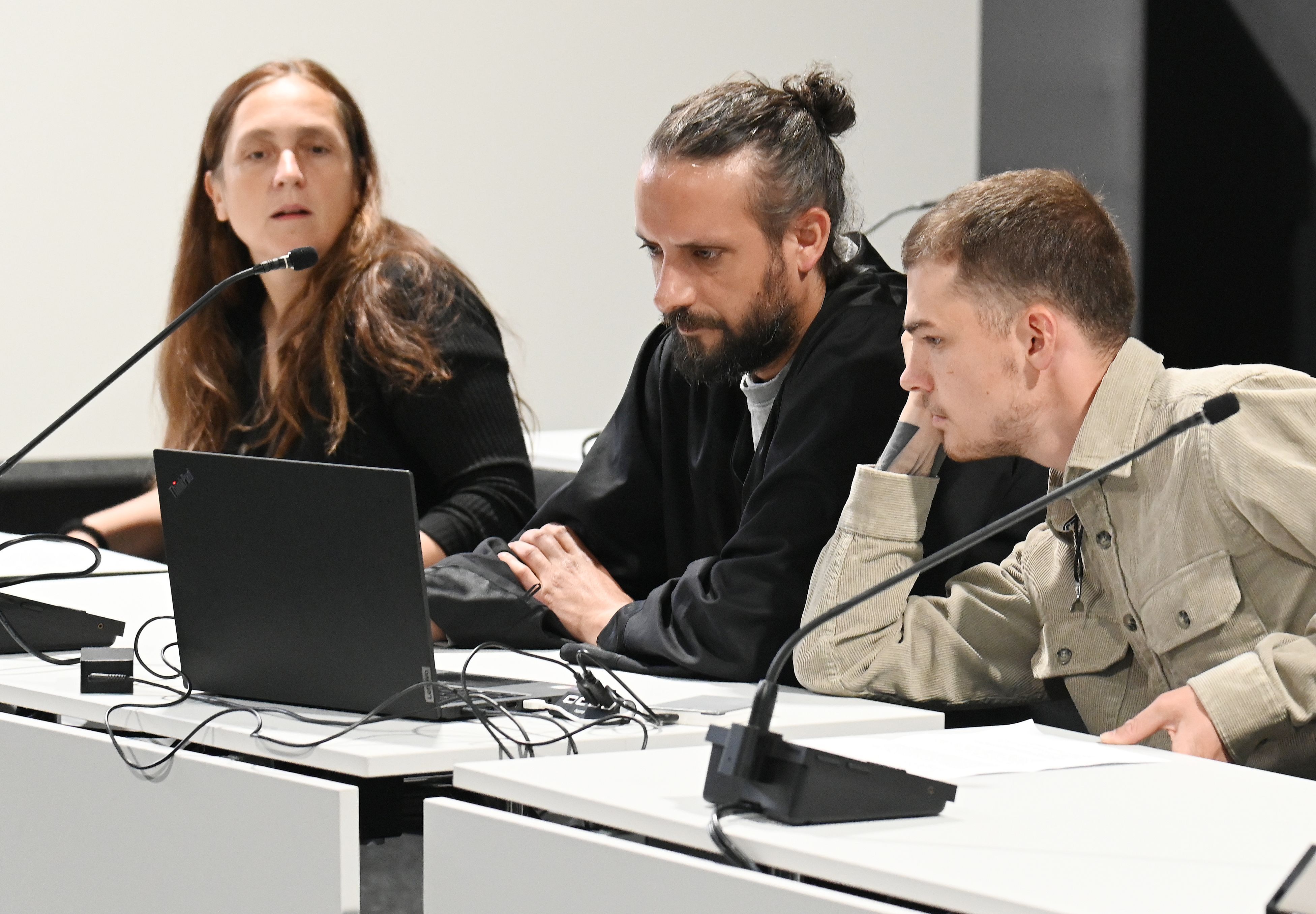 Die Aktivisten Judith Beadle und Fabian Beese neben einem Anwalt beim ersten Prozess im Amtsgericht.