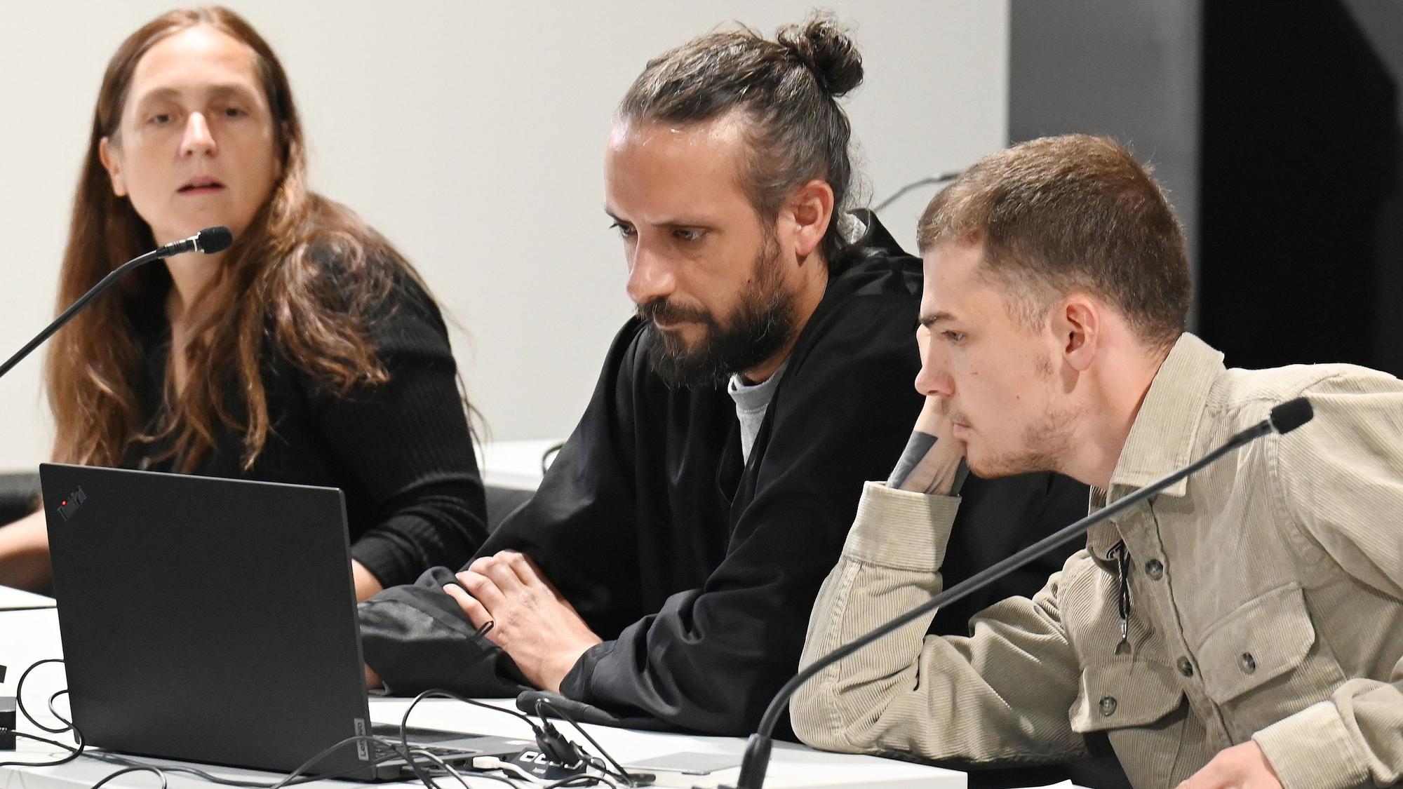 Die Aktivisten Judith Beadle und Fabian Beese neben einem Anwalt beim ersten Prozess im Amtsgericht.