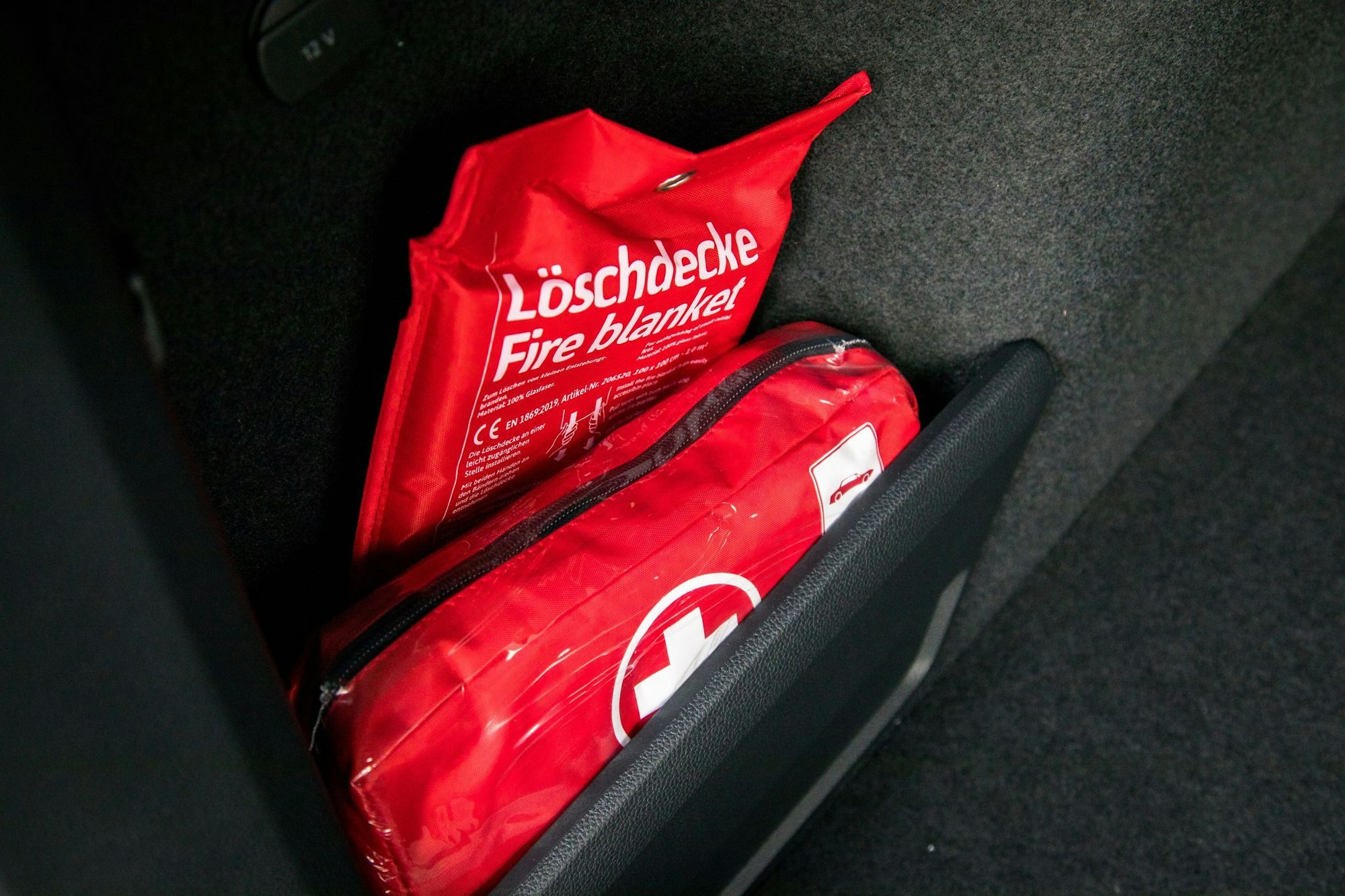 Eine Löschdecke ist wesentlich platzsparender als ein klassischer Feuerlöscher. Der Umgang damit sollte aber geübt werden.
